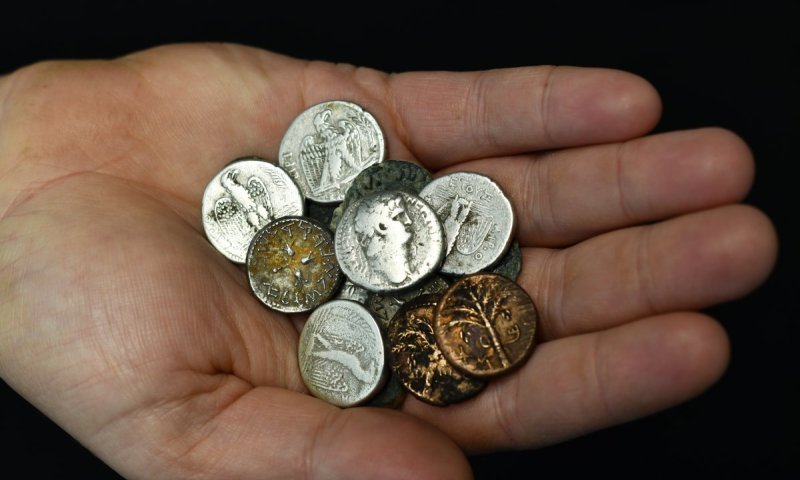 רופא ניסה להבריח לישראל מטבעות נדירים בני 2,000 שנה | צפו