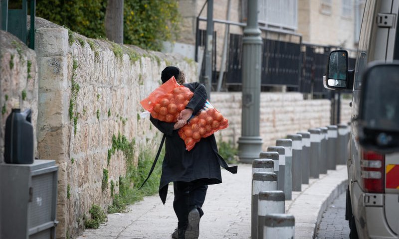 לראות את השקופים בערב החג: מי ידאג לילד שאין לו בגד חדש לפסח?
