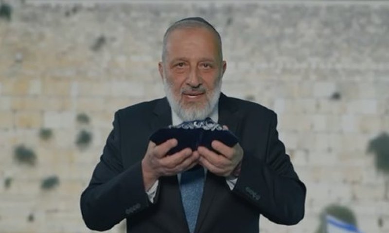 אריה דרעי עם הבטחת הבחירות: "תפילין לכל ילד" במערכת החינוך