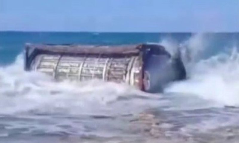 מצרים: מיכל לחץ שנפל מספינה עורר בהלה בחוף