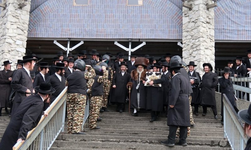ביציאה מבית המדרש: חיילים אמריקאים הצדיעו לאדמו"ר מסאטמר