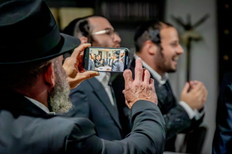 באדיבות המצלם