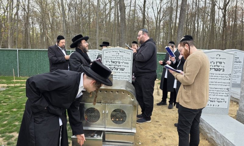 שלוש שנים של געגוע: מאות עלו לקברו של "בעל הרגש" רבי מיכאל שניצלר זצ"ל