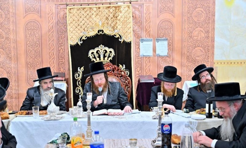 בית שמש: האדמו"ר מספינקא ערך טיש יארצייט לאביו שנהרג בתאונה