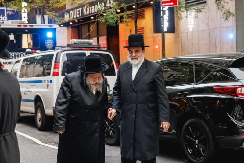 האחים לאנטשעווסקי, אברומי בלום, ד. ה. כרם, אייזיק. י, Clear shot