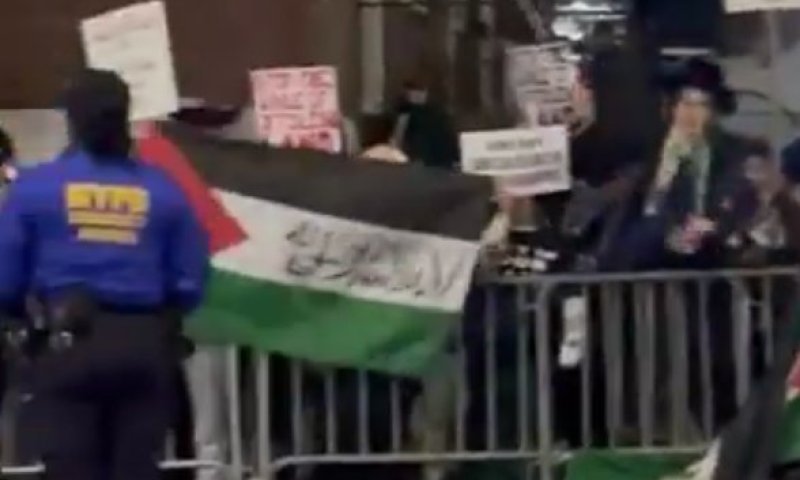 פעילי נטורי קרתא ורעולי פנים תומכי חמאס יד ביד מול הישיבה בקווינס