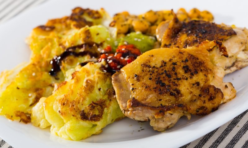 ירכיים עוף רכות עם פרוסות כרוב בתנור