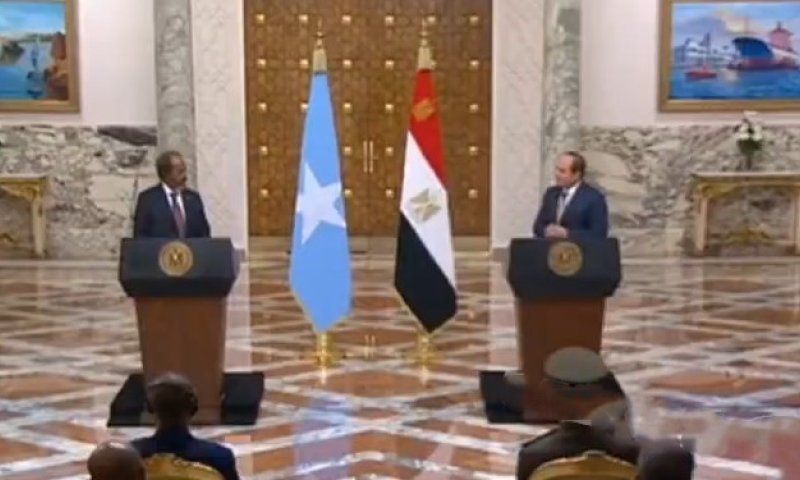 נשיא מצרים עקץ את נשיא סומליה שעמד לצידו: "תראו כמה רע בסומליה"