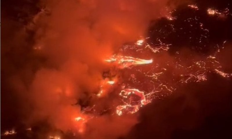 אחרי 20 שנה: הר הגעש בפיטון דה לה פורנז שב להתפרץ בעוצמה