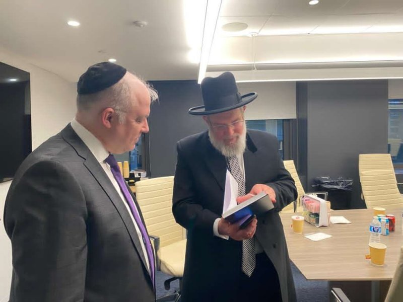 באדיבות המצלם