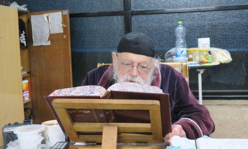בזכות התפילות: שבוע אחרי האשפוז - הגאון הישיש חזר למסור שיעור