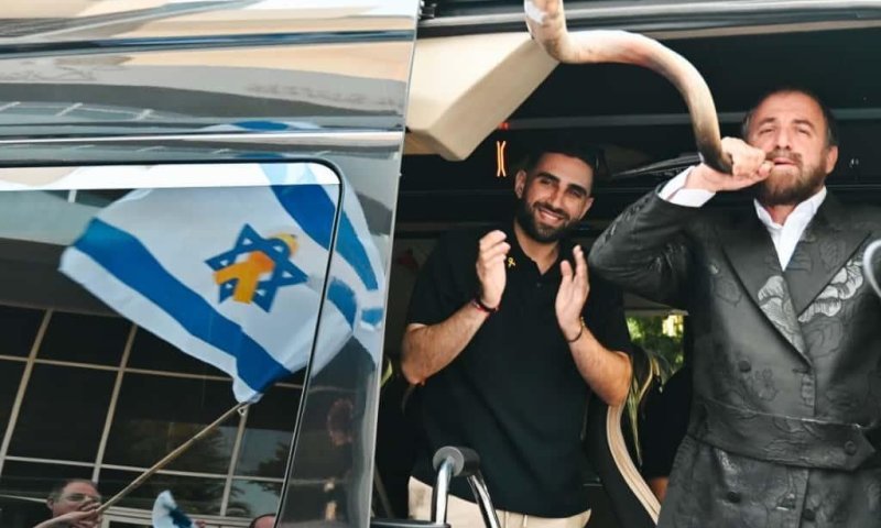 שגב כלפון: &ldquo;תפרתי לנו כיפות במנהרות חמאס כדי לא לאבד את עצמנו&rdquo;