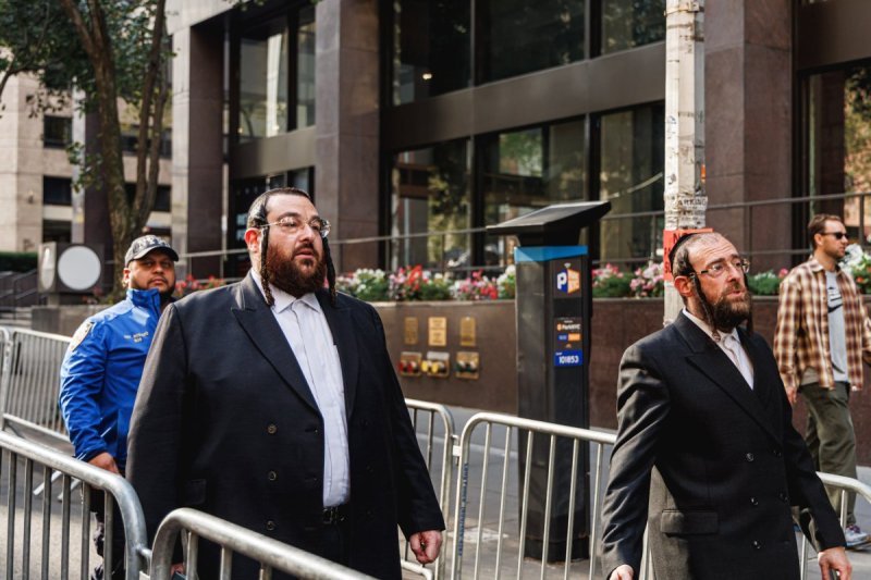 האחים לאנטשעווסקי, אברומי בלום, ד. ה. כרם, אייזיק. י, Clear shot