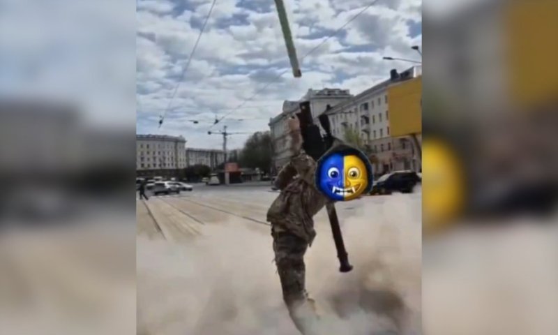 תיעוד דרמטי מאוקראינה: חייל מיירט כטב"ם רוסי בלב אזור מגורים