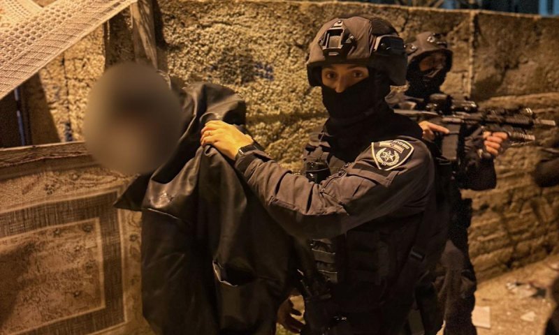 פרסם תמיכה באיראן - הלוחמים הפתיעו אותו בבית