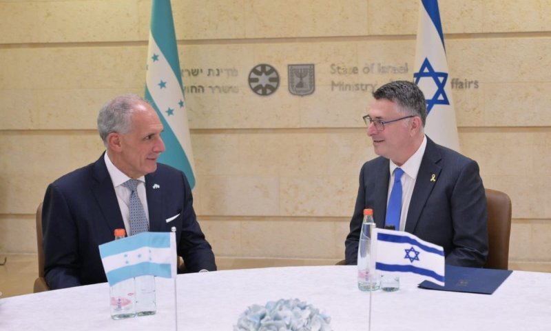 ביומו הראשון בתפקיד: נשיא הונדורס יקבל את כתב האמנה משגריר ישראל