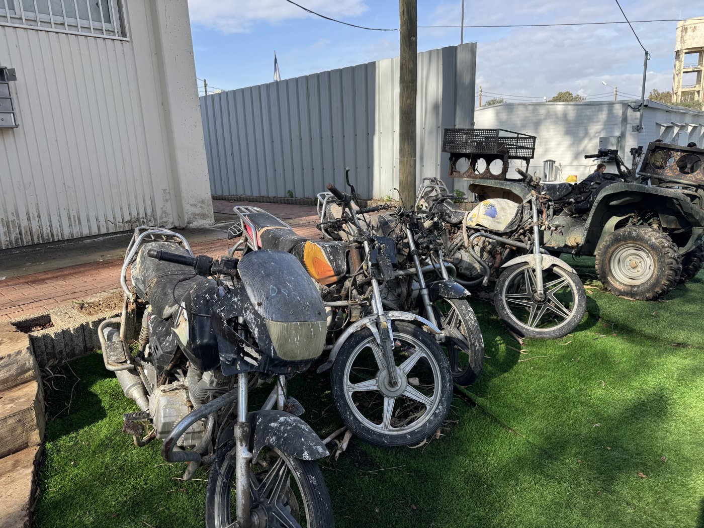 <blat>בחדרי חרדים</blat>