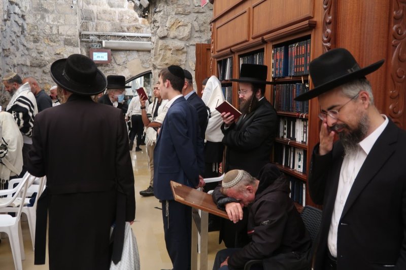 <blat>בחדרי חרדים</blat>