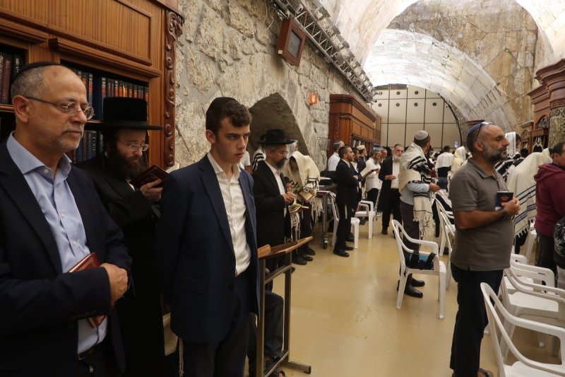 <blat>בחדרי חרדים</blat>