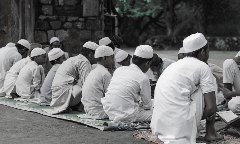 בתי ספר בריטיים בקטאר משתמשים בספרי לימוד שמלבינים את השואה