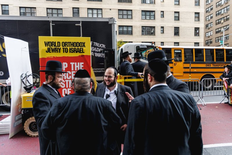 האחים לאנטשעווסקי, אברומי בלום, ד. ה. כרם, אייזיק. י, Clear shot