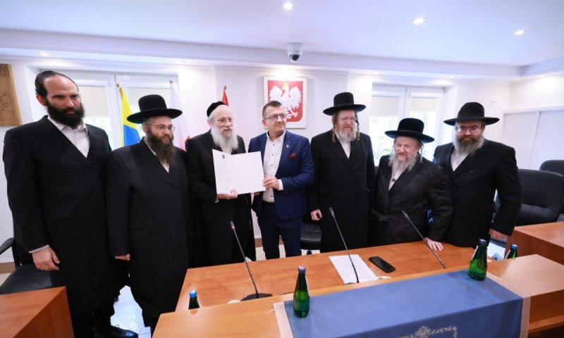 ראש עיריית ראדזימין הבטיח למשלחת גור: "שטח בית החיים היהודי יגודר ויישמר"