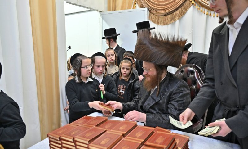 בני בינה: בספינקא בית שמש הילדים קיבלו תהילים ודולר מהאדמו"ר