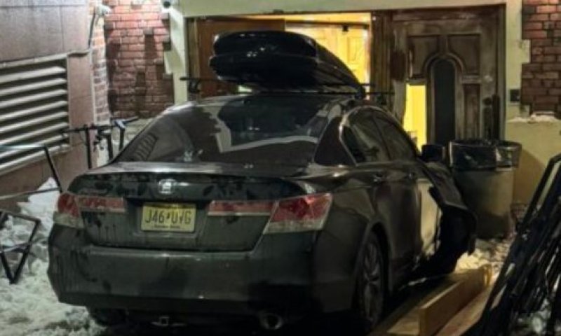 אירוע חריג ב-770: רכב דהר לתוך הכניסה בעיצומו של יום היארצייט לרבי | צפו