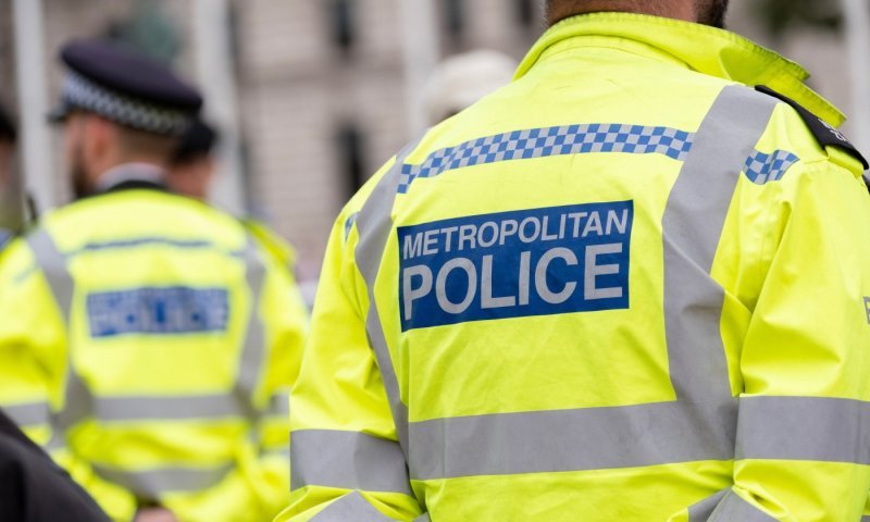 קריאות "בושה" ו"תתפטר" לעבר מפקד המשטרה: זעם בקהילה החרדית בלונדון