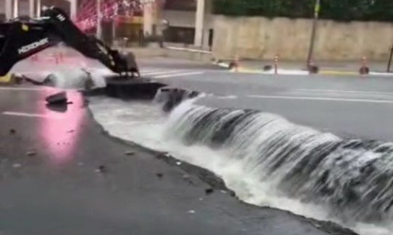 נזקי מזג האוויר בטורקיה: שיטפונות עזים גרמו לכביש להיקרע לשניים 