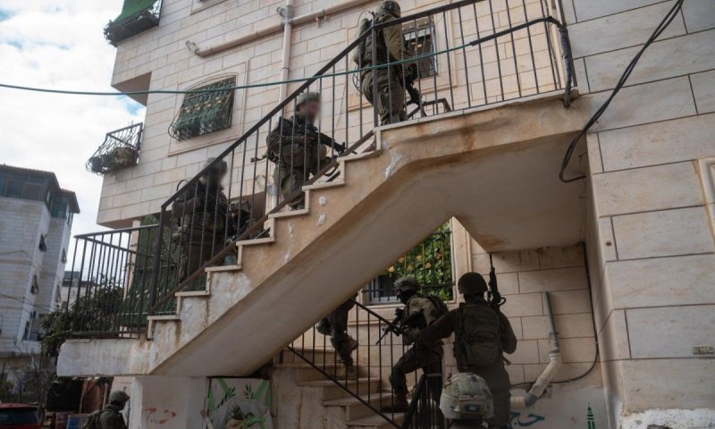 בחברון: 350 מבנים נסרקו, 14 מבוקשים נעצרו ואמצעי לחימה הוחרמו | צפו