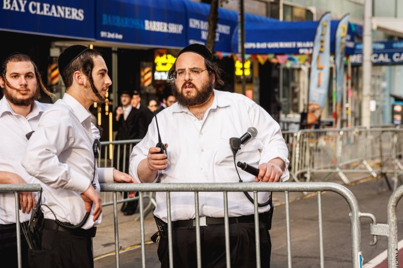 האחים לאנטשעווסקי, אברומי בלום, ד. ה. כרם, אייזיק. י, Clear shot