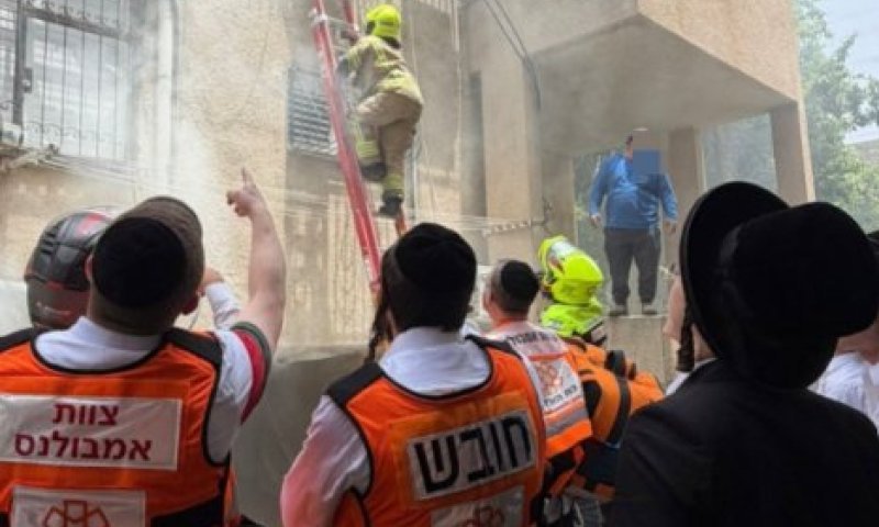 כולל אמא ותינוקת: ששה לכודים חולצו בשריפה בבני ברק