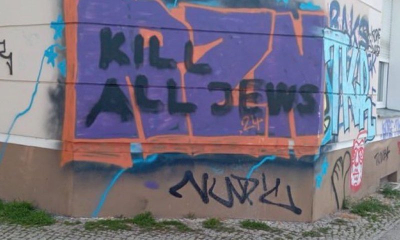 ברלין בוערת: צלב קרס על בית כנסת וקמפיין אלים נגד מסעדות ישראליות