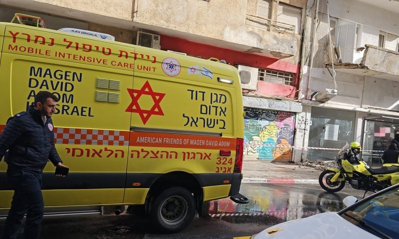 מרפסת קרסה בתל אביב: גבר כבן 70 נפצע קשה ברחוב הרצל