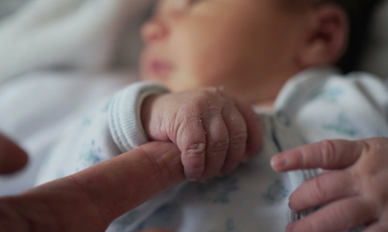 תמונה מצמררת של סוף והתחלה: הנכדה שנולדה אל תוך השבעה והחברותא שנפטר יומיים אחרי / אפרת ברזל