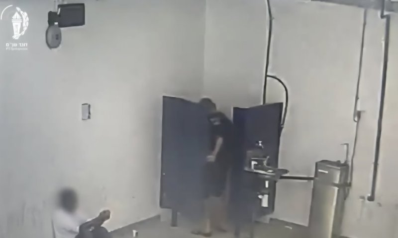 הסוהרים הופתעו: מי צייר צלב קרס בחצר הטיולים?