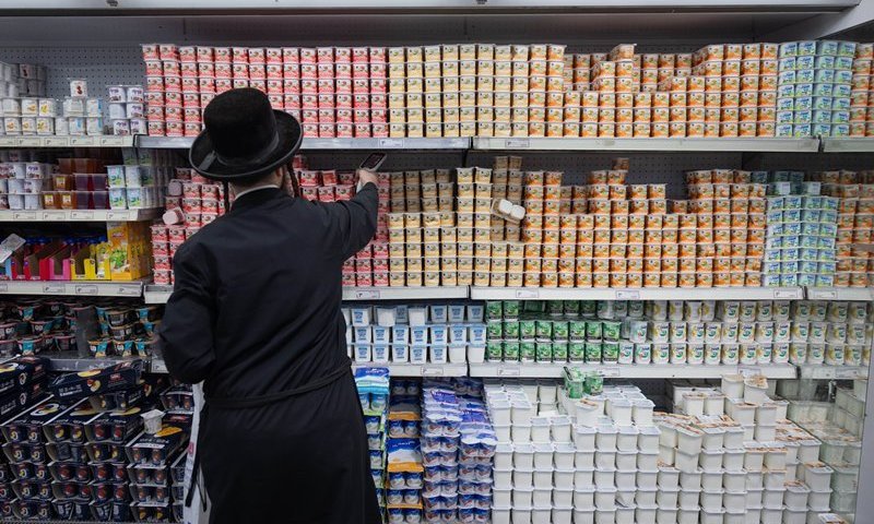 המחסור בגבינה לבנה ובקוטג' שולח את הצרכנים לגבינות היקרות