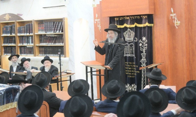 לקראת פורים: ראש ישיבת חברון חיזק את תלמידי ישיבת 'זכרון מאיר'