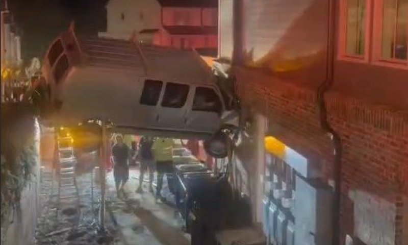 תאונה חריגה בארצות הברית: רכב מסחרי נותר תלוי באוויר בין שני מבנים