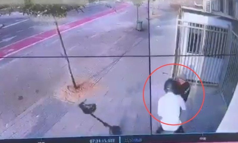 ממצלמות האבטחה: רגע חטיפת האקדח מהמאבטח הבוקר בגבעת שמואל 