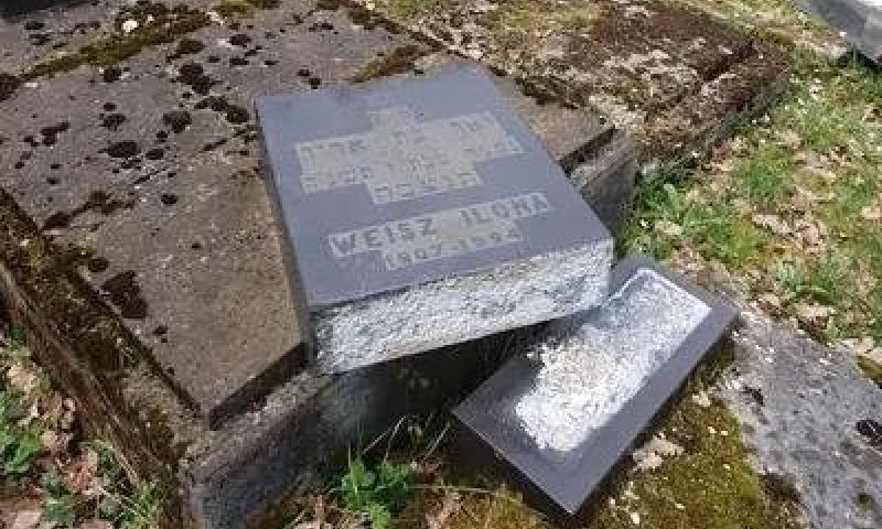 הושחת בית קברות בו קבור סבא רבא של בני גנץ