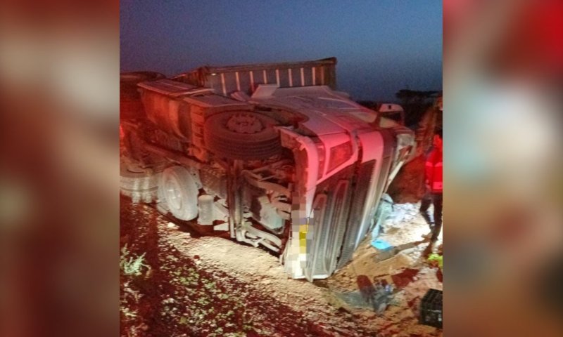 חילוץ מורכב לפנות בוקר: סמי-טריילר התהפך בכביש 90, הנהג שנלכד חולץ בשלום