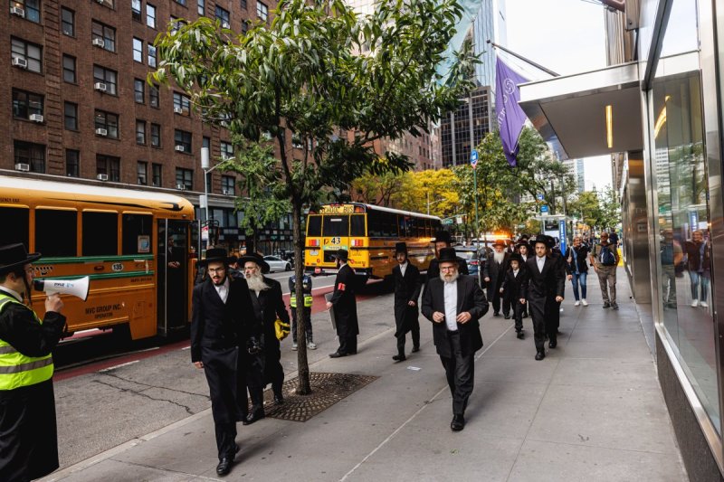 האחים לאנטשעווסקי, אברומי בלום, ד. ה. כרם, אייזיק. י, Clear shot