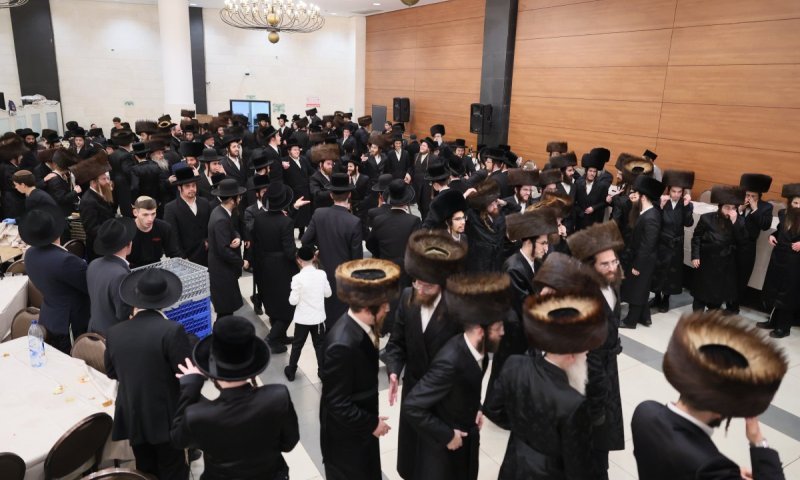 חתונת אשלג - סטעטין - זוועהיל: אברכי הכוללים הגיעו לרקוד