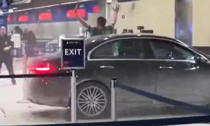 רכב פרץ לטרמינל: נהג התנגש בעמדות הצ'ק-אין בנמל התעופה