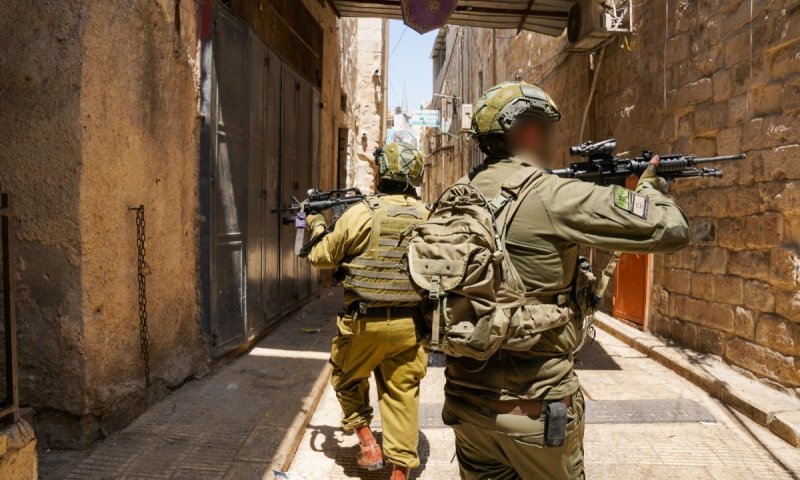 נכנס לעיר פלסטינית, עקף, האיץ - ונורה