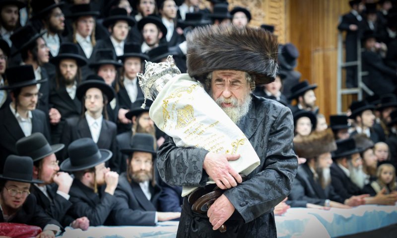 הרבי מרחמסטריווקא הקפיץ את החסידים בהכנסת ס"ת