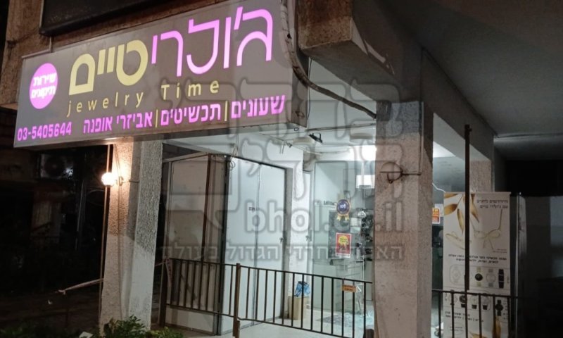 במרכז בני ברק: גנבים שברו את הוויטרינות ונמלטו עם שלל תכשיטים