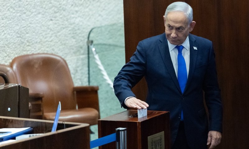 הכוורת הנסתרת של נתניהו נחשפת: אנשי העסקים, הסוקר וה"גאון הדיגיטלי"